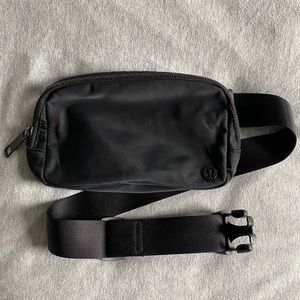 Lululemon Belt Bag in Black